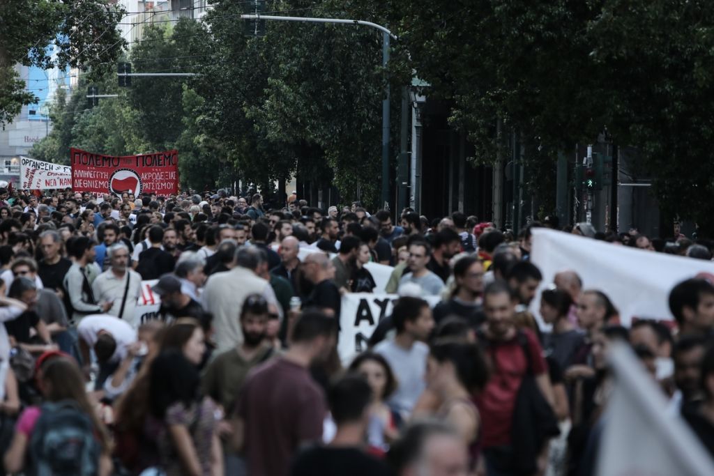 Ροκανίζοντας ελευθερίες και Δημοκρατία