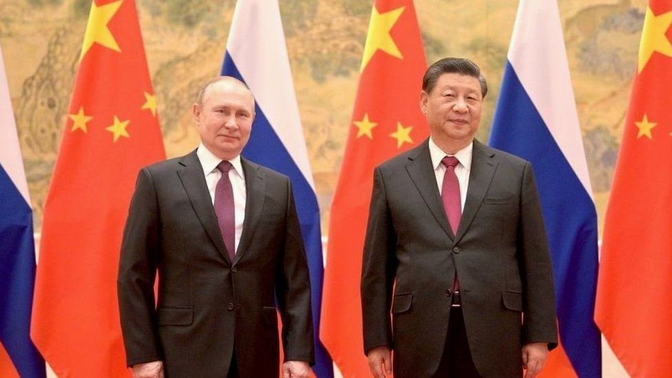 H Κίνα στηρίζει τη Ρωσία αλλά σταθμίζει και τις εξελίξεις