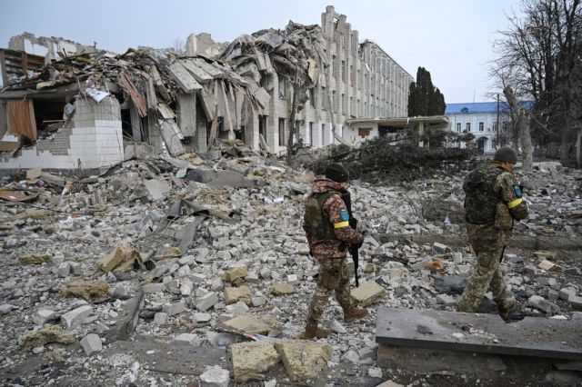 Ο Ζελένσκι πρέπει να φύγει πριν καταρρεύσει η Ουκρανία – «Μετά βίας κρατιέται στον πόλεμο»