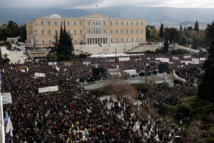 Τα συλλαλητήρια που γράφουν ιστορία, η μη αντιστρέψιμη κρίση νομιμοποίησης και το «νέο που αργεί να γεννηθεί»