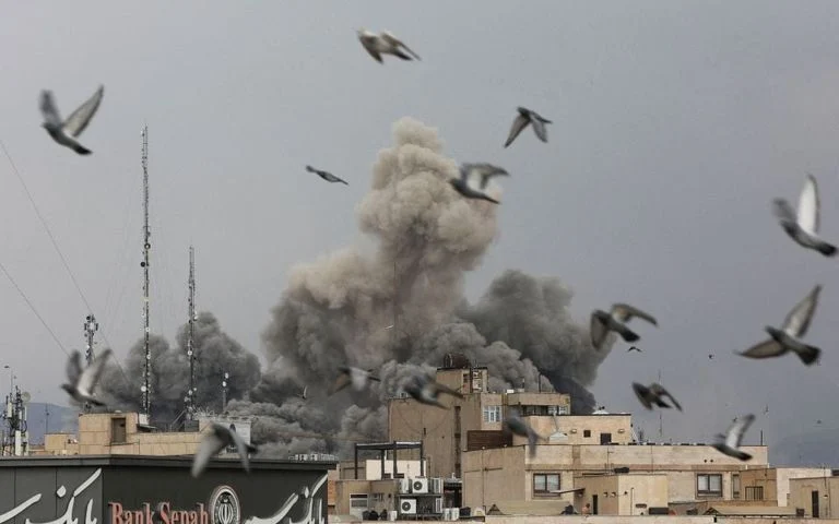 Ο Ξέρξης, ο Σάντσεθ και οι βόμβες δημοκρατίας: Φιλοπόλεμες κραυγές για την εγχώρια συναίνεση